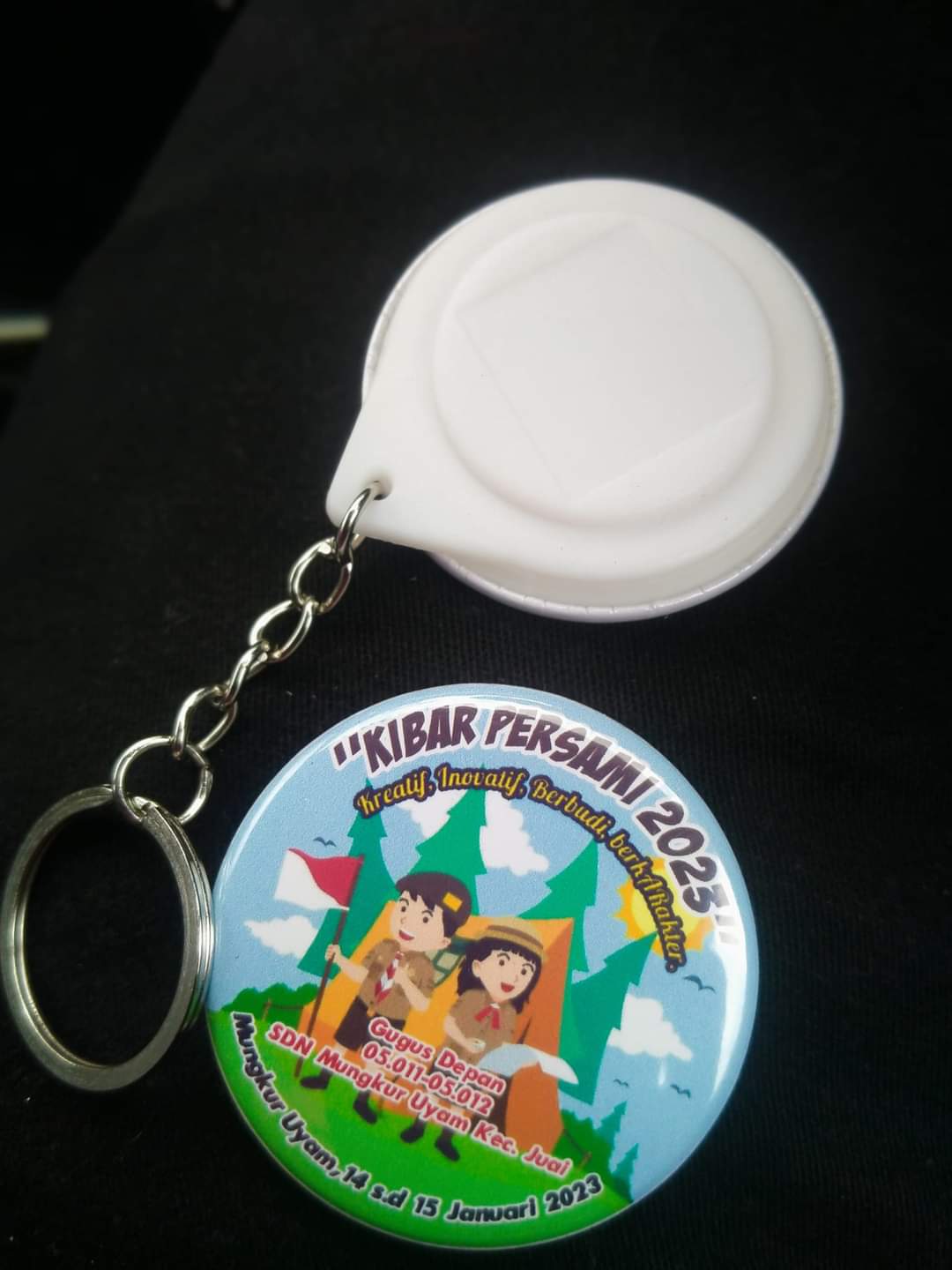 Pin dan Gantungan Kunci