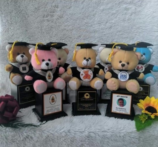 Trophy Boneka