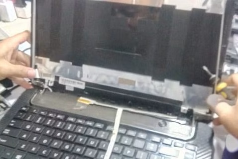 Ganti Engsel Laptop