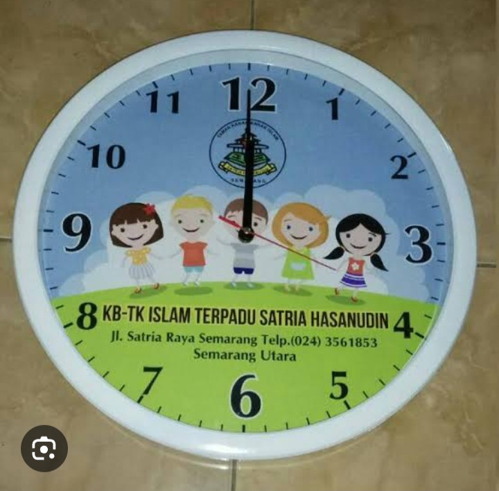 Jam dinding kostum