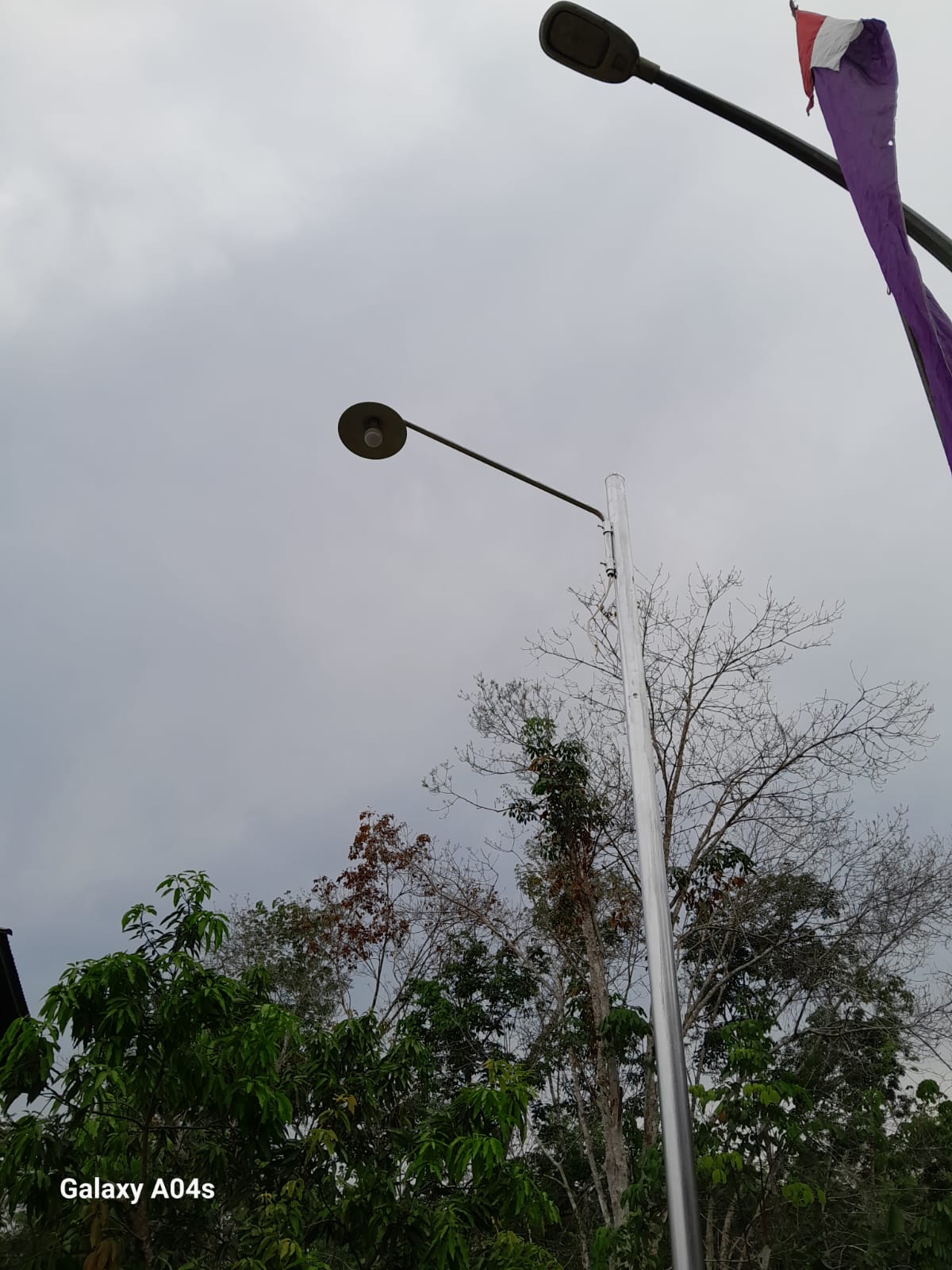 Tiang lampu jalan 
