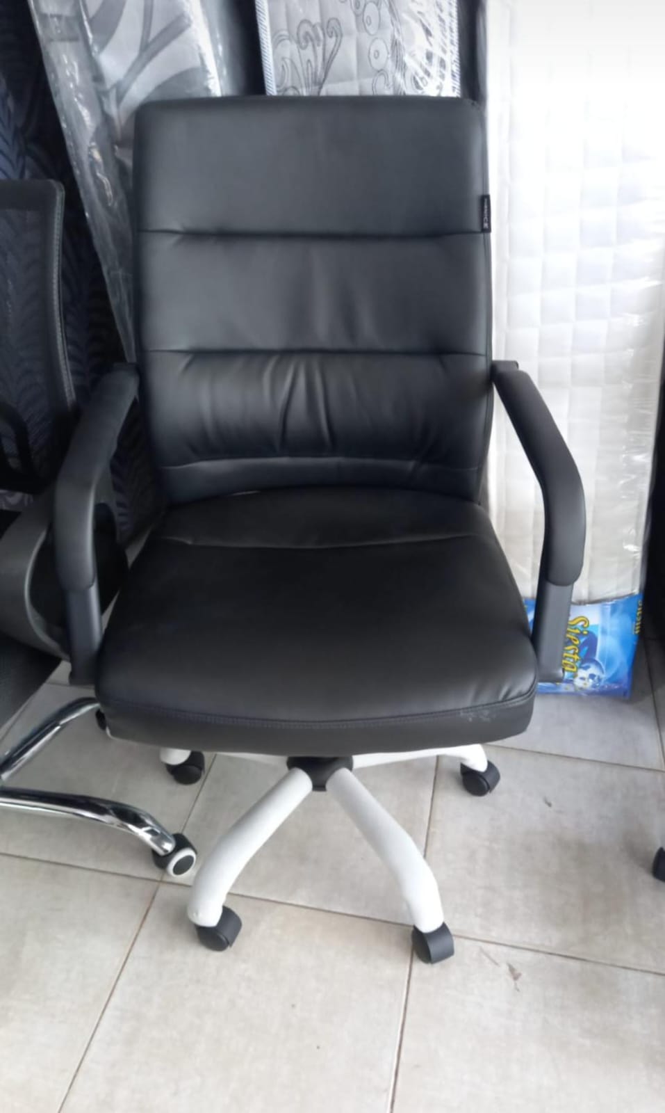 KURSI KERJA HITAM RENBERGET SWIVEL CHAIR 