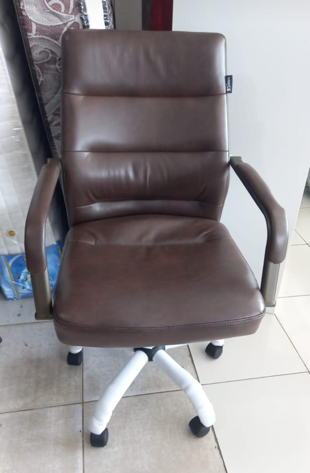 KURSI KERJA HITAM RENBERGET SWIVEL CHAIR 