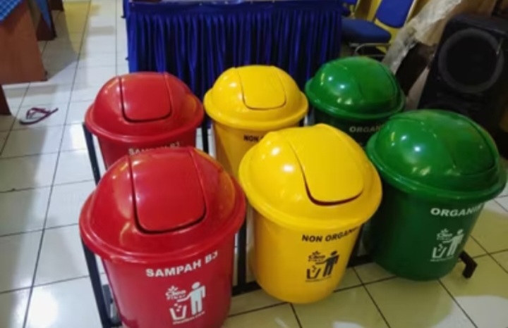 Bak sampah tertutup