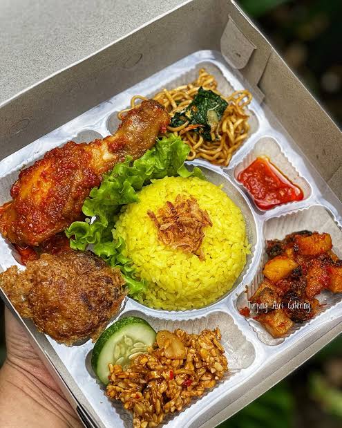 Nasi kuning komplit kotak