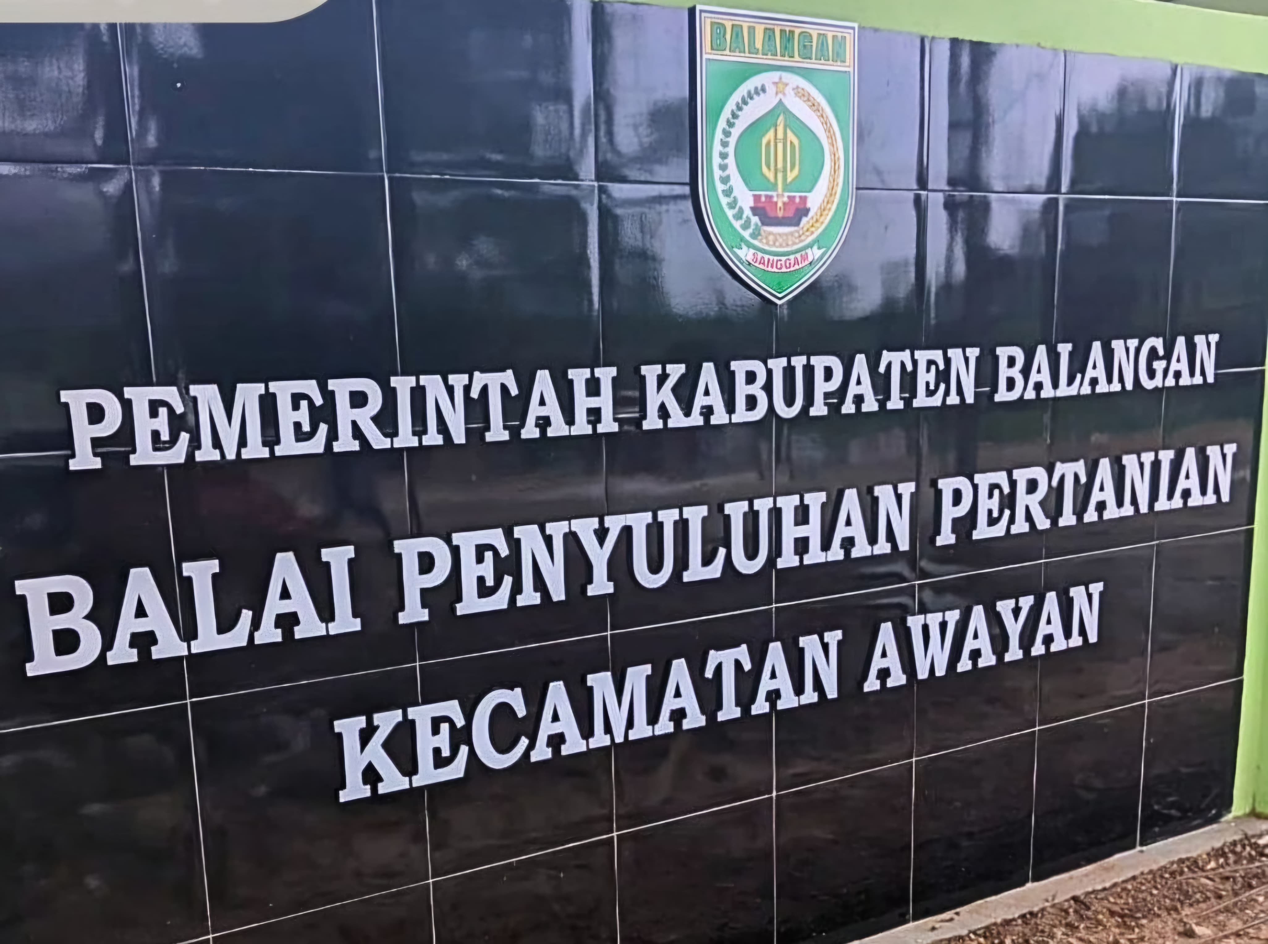 Papan Nama Kantor Akrilik