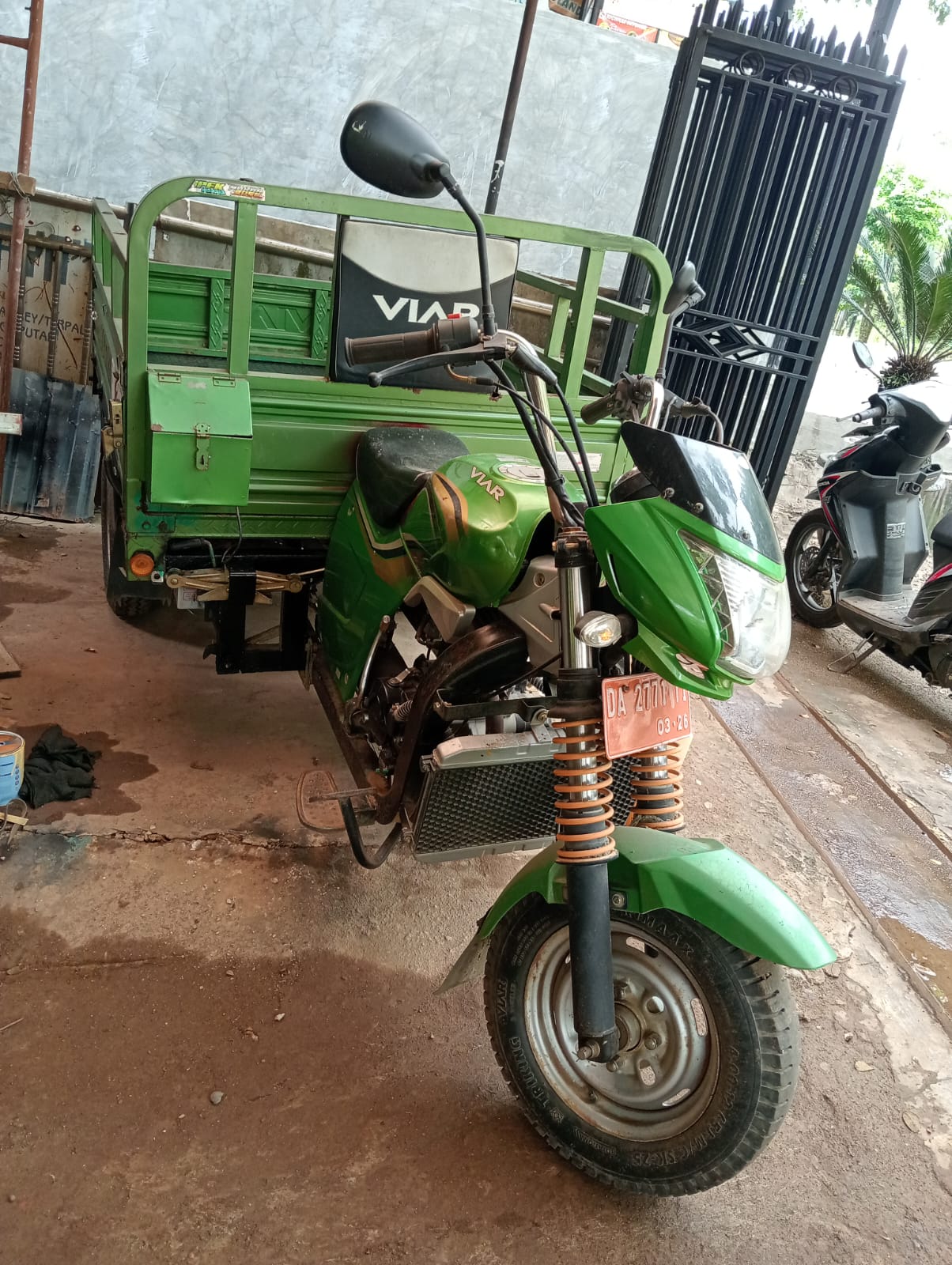 perbaikan sedang bak motor roda 3