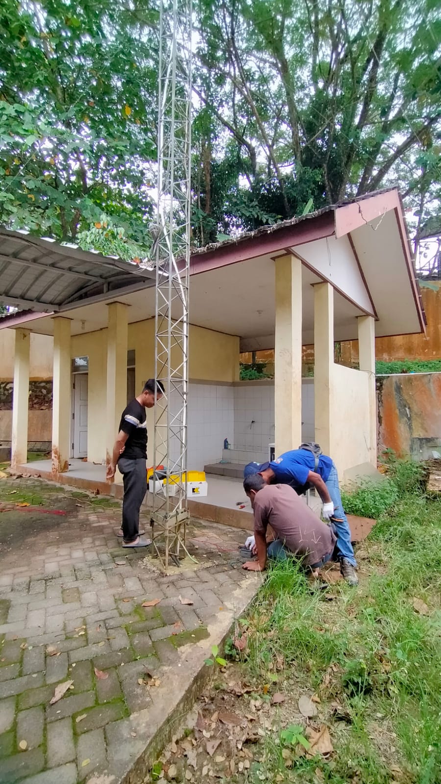 Pemasangan grounding bangunan