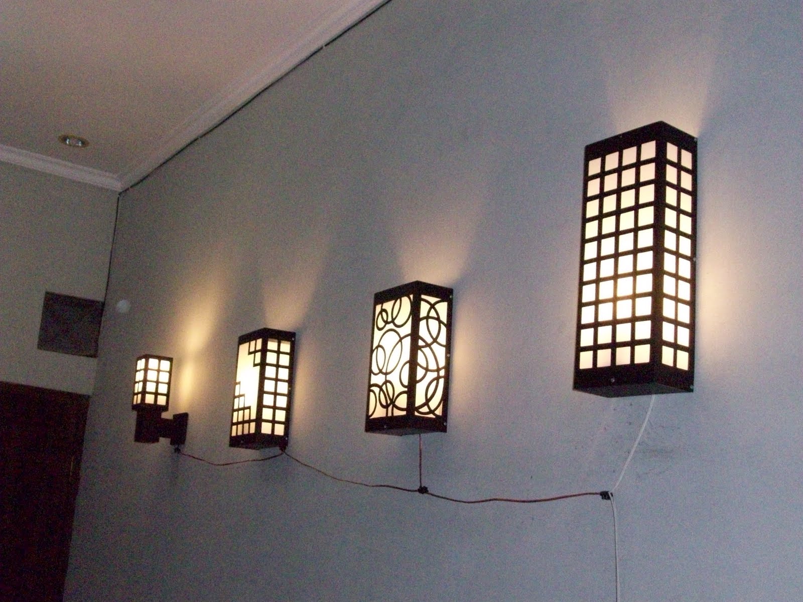 LAMPU HIAS