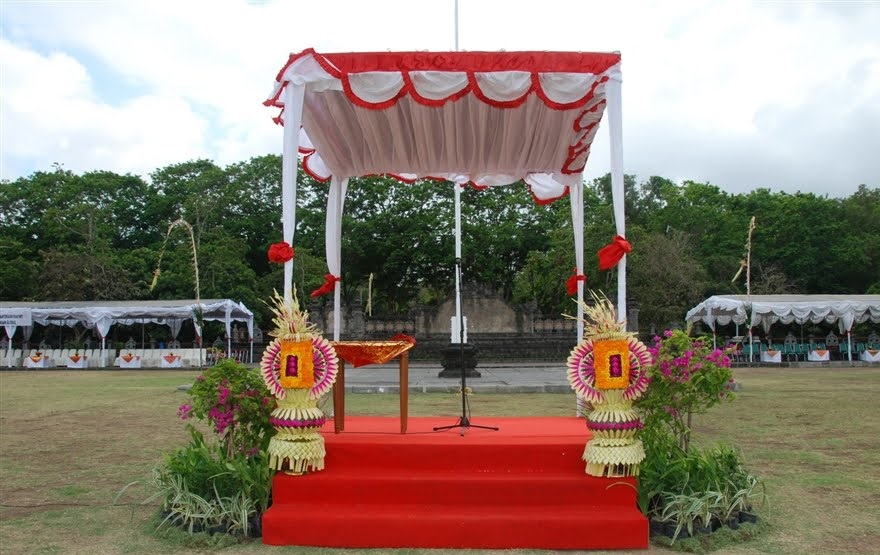 DEKORASI PODIUM