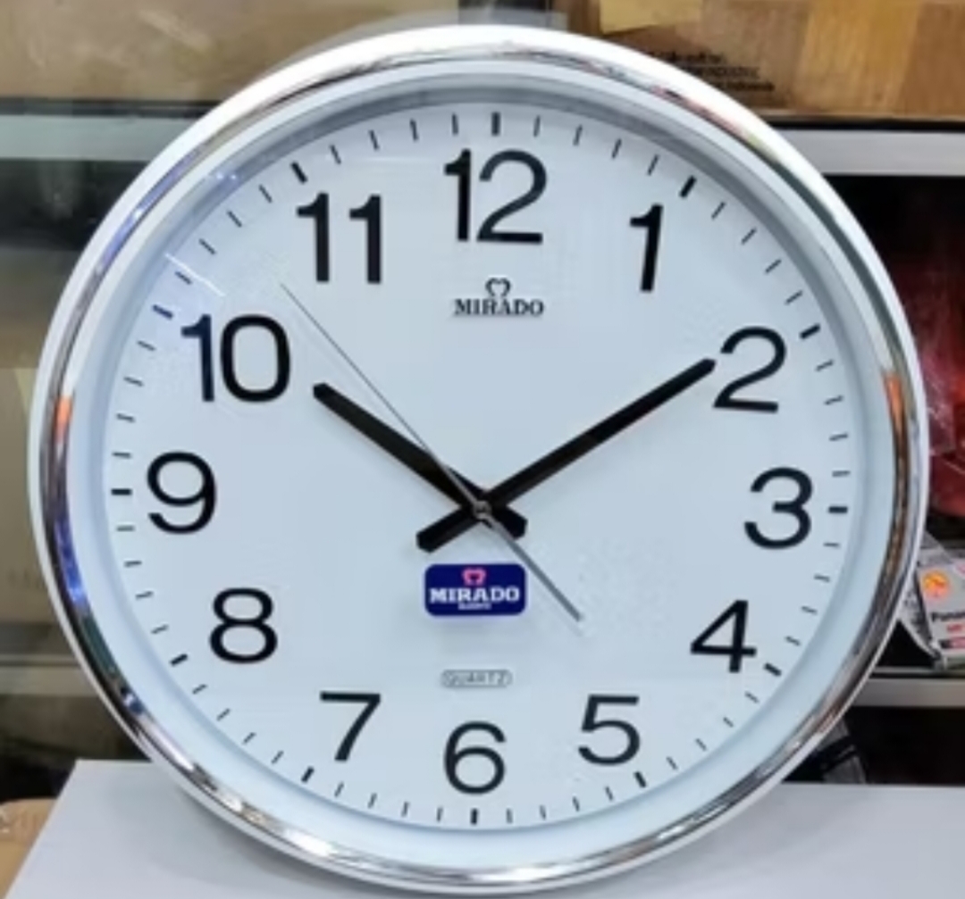 Jam dinding ruangan 