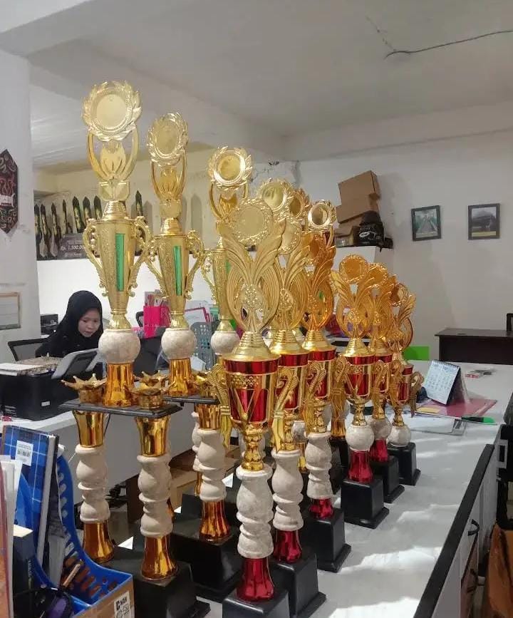 Piala atau Tropy