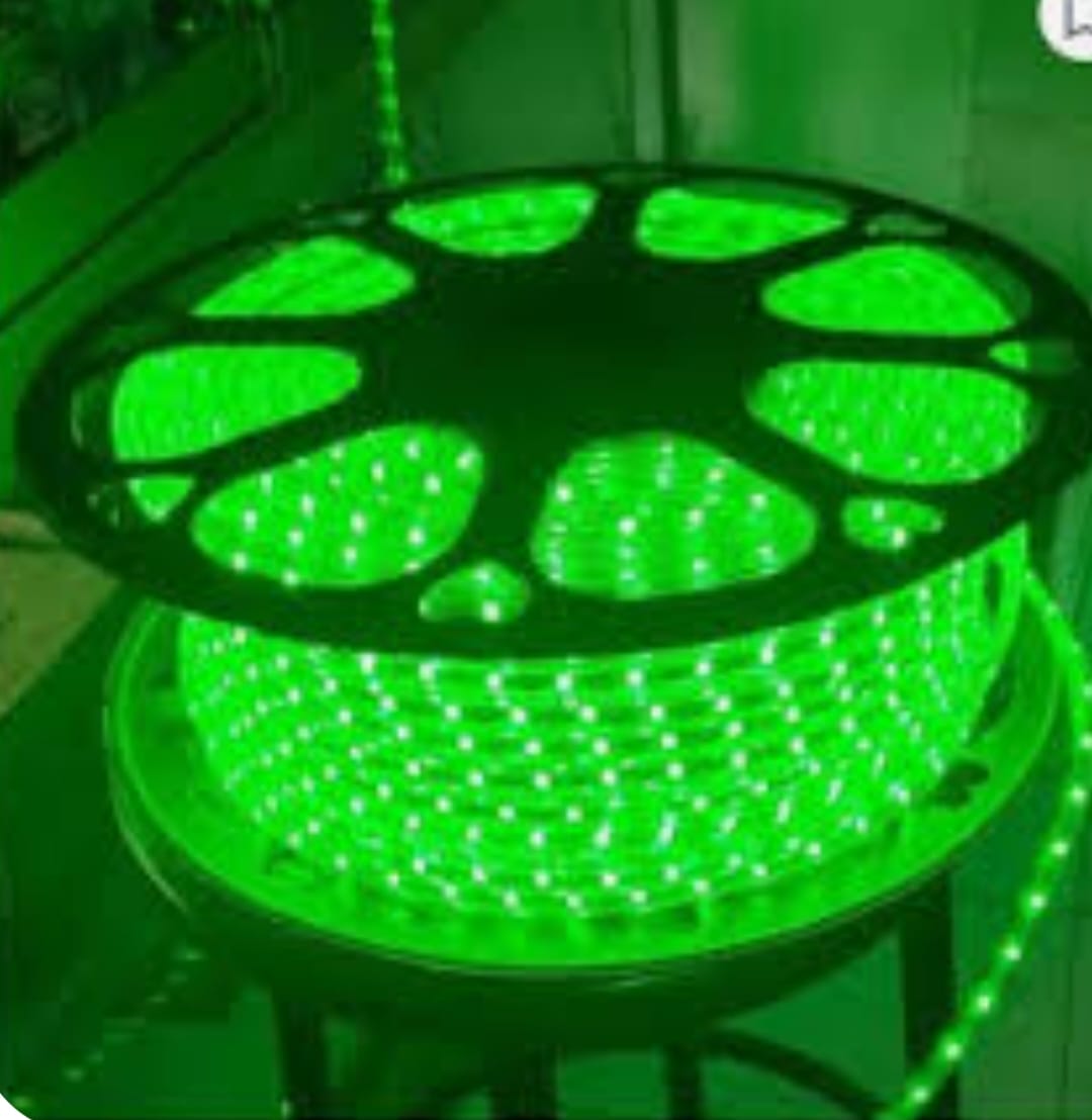 Pemasangan Lampu Hias LED Warna Hijau