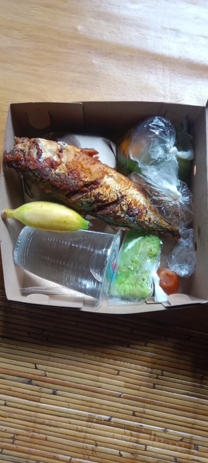 Nasi kotak ikan goreng