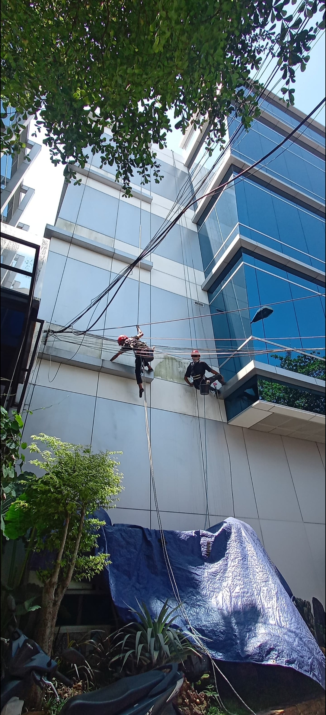 Jasa pembersihan kaca di ketinggian dan pemasangan alat di menara