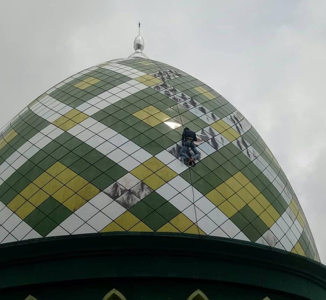 Jasa pembersihan kaca di ketinggian dan pemasangan alat di menara