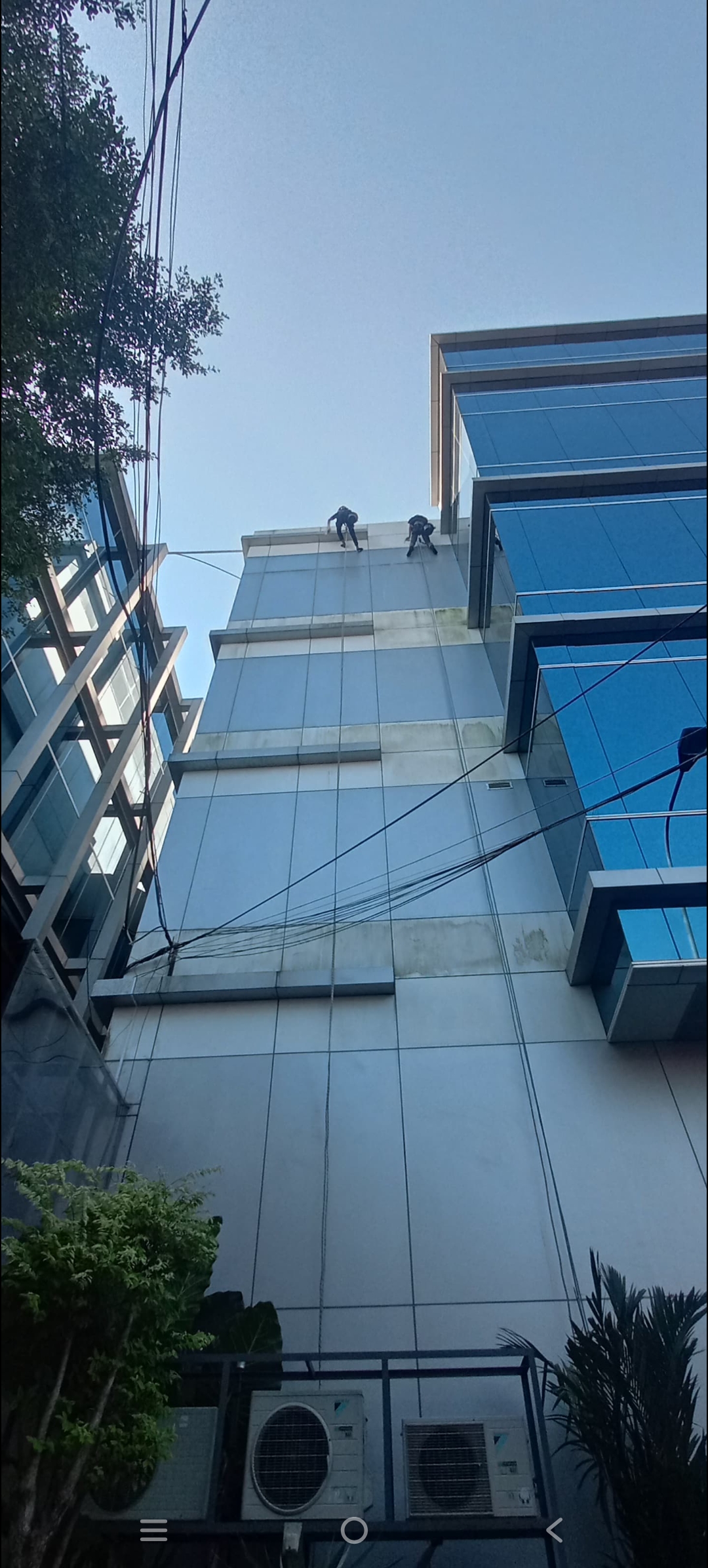 Jasa pembersihan kaca di ketinggian dan pemasangan alat di menara