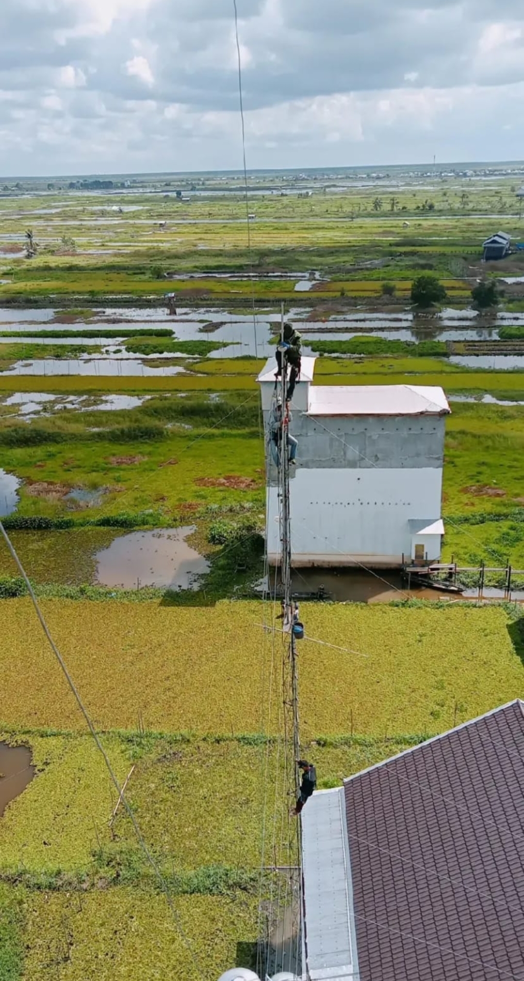 Jasa pembersihan kaca di ketinggian dan pemasangan alat di menara