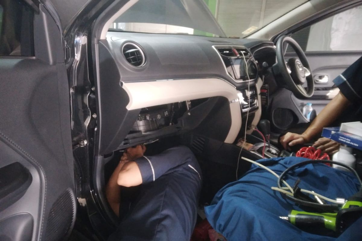 JASA BERSIHKAN AC MOBIL